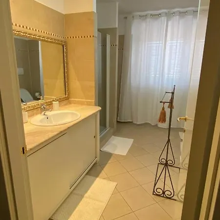 Charlotte Deluxe Apartament Near Piazza Unita Lejlighed *