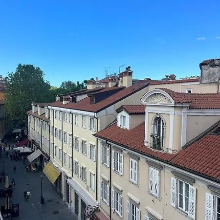 Charlotte Deluxe Apartament Near Piazza Unita Lejlighed *