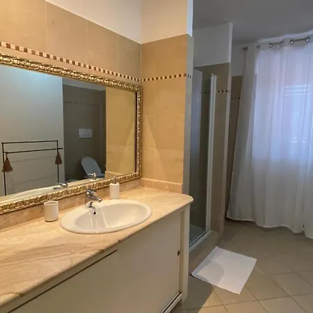 Charlotte Deluxe Apartament Near Piazza Unita