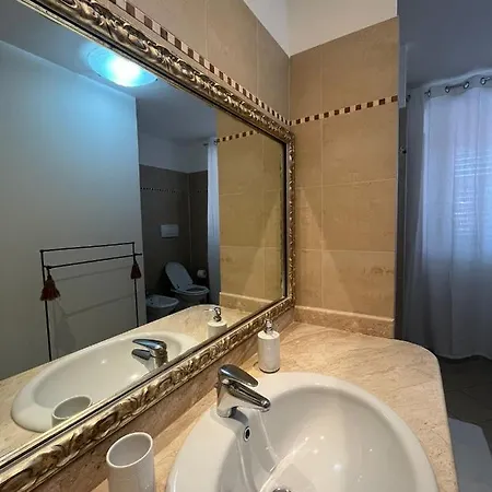 Charlotte Deluxe Apartament Near Piazza Unita 아파트 *