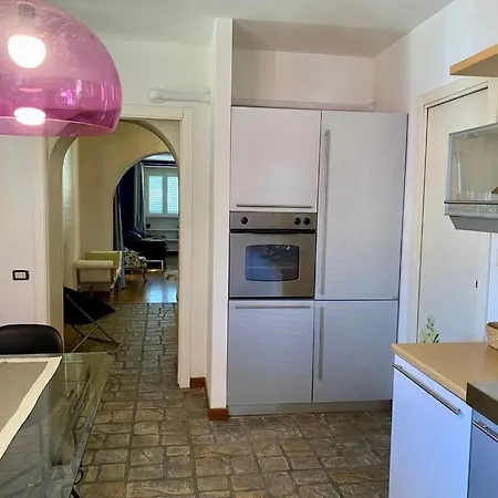 Charlotte Deluxe Apartament Near Piazza Unita