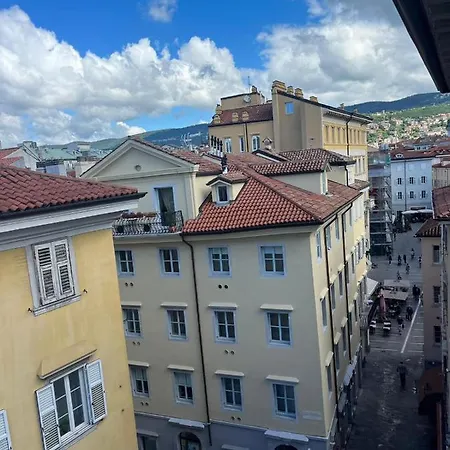 Charlotte Deluxe Apartament Near Piazza Unita 아파트 *