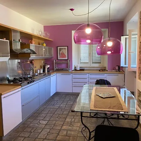 아파트 Charlotte Deluxe Apartament Near Piazza Unita