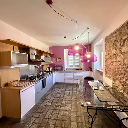 Charlotte Deluxe Apartament Near Piazza Unita 아파트