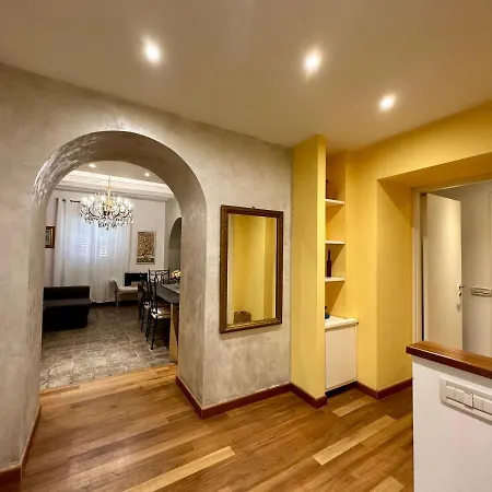 Charlotte Deluxe Near Piazza Unità Appartement