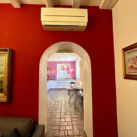 Charlotte Deluxe Apartament Near Piazza Unita